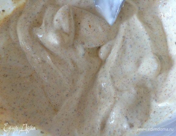 Добавить сметану, топленое масло, чеснок и соль.