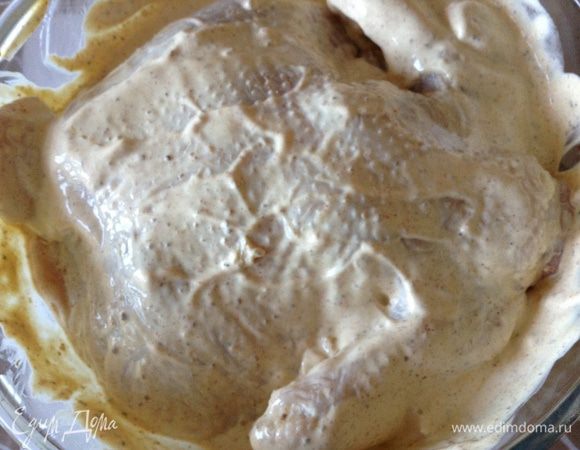 Перемешать маринад и положить в него курицу. Накрыть и поставить в холодильник на 6 часов.