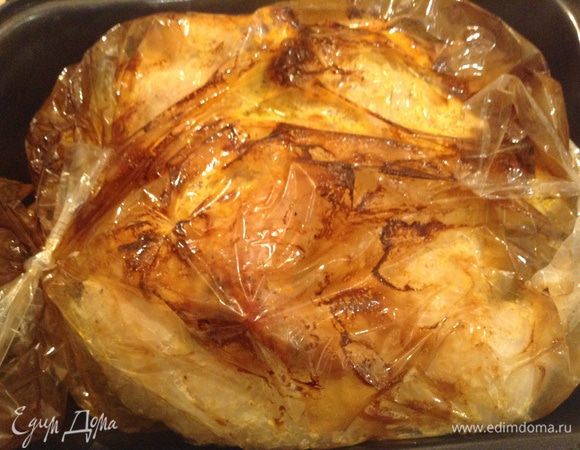 Выложить цыпленка в пакет для запекания. Сделать в нем 2 дырки. Поставить в разогретую до 180 градусов духовку на 1 час 20 минут.