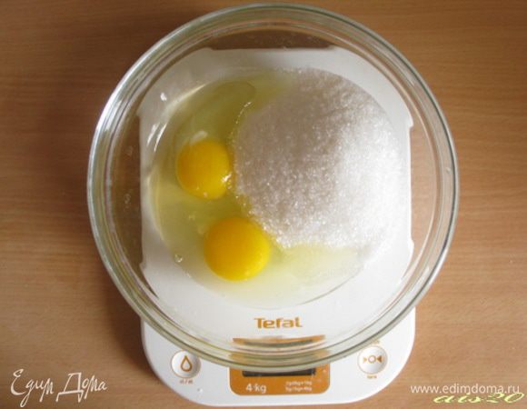 Яйца взбить с сахаром.