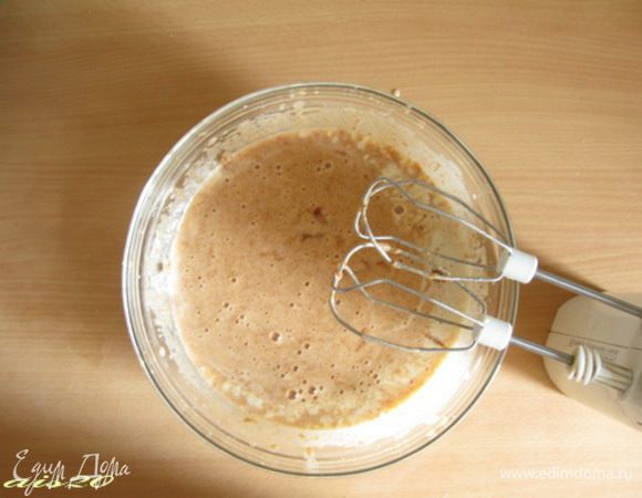 К яичной массе добавить абрикосовое пюре и подсолнечное масло, тщательно перемешать до однородности.