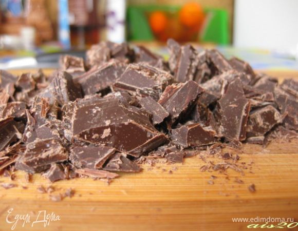 Если у вас нет шоколадных капель, можно взять обычную плитку горького шоколада и не очень мелко порубить ножом.
Выложить шоколад в тесто и перемешать.