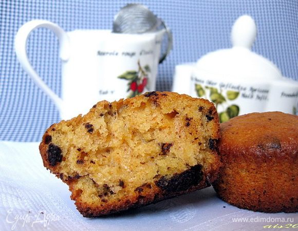 Выпекать в разогретой духовке в течение 25-30 минут. У меня получилось 20 маффинов.
Вот такие они внутри, немного влажные и очень пористые.
Приятного аппетита!