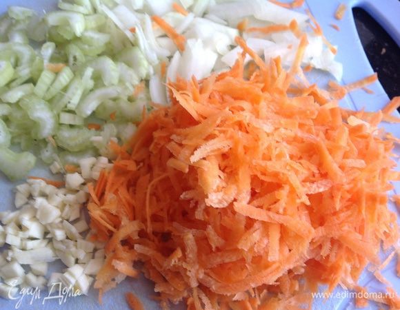 Лук, сельдерей, чеснок мелко нарезать. Морковь натереть на крупной терке.