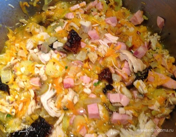 В кастрюле с толстым дном разогрейте оливковое масло. Выложите в нее овощи, накройте крышкой и томите на среднем огне, периодически помешивая, до мягкости (овощи должны стать чуть золотистые). Добавьте нарезанную индейку (по-желанию еще можно добавить нарезанную кубиками варенную колбасу, например телячью), вяленые помидоры и перец чили, приправьте карри. Влейте 1 стакан бульона и тушите еще 15 минут.