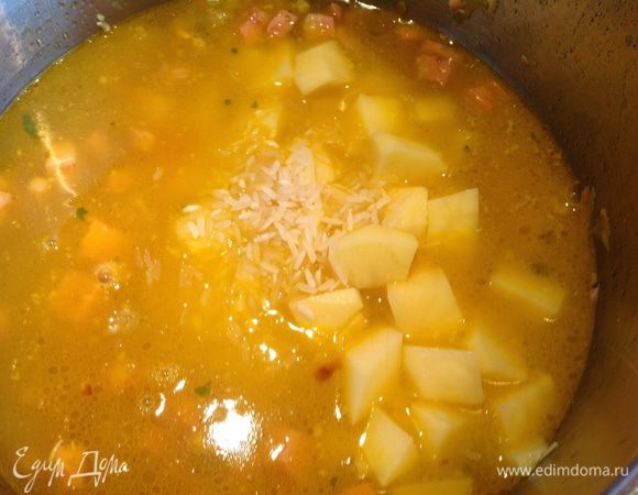 Картофель очистите и нарежьте кубиками. Влейте оставшийся бульон, посолите, доведите до кипения. Добавьте картофель и рис. Убавьте огонь и варите до готовности.