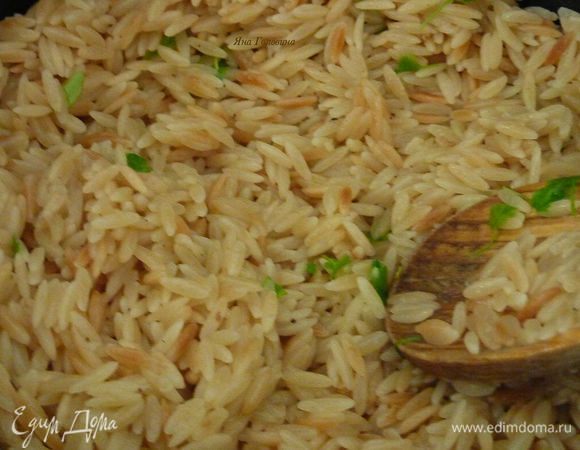 Чеснок и маслины  измельчить, приготовить орзо в соответствии с инструкцией, вмешать в орзо измельченную петрушку и 2 ст ложки оливкового масла . Посолить и поперчить . 
