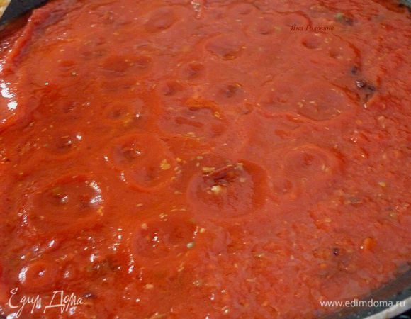 Пока готовится орзо, в миске перемешать чеснок, рассол из-под каперсов, черный перец  и 1 ст ложку оливкового масла. В маринад уложить филе и хорошо перемешать . На сковороде разогреть остаток масла, обжарить мясо по 5 минут с каждой стороны. Переложить на тарелку. В сковороду вылить помидоры, каперсы и оливки . Довести до кипения и тушить минут 6.
Сок от курицы, который образуется на тарелке влить в соус  . 
 