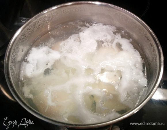 Готовим яйца - в кастрюльку наливаем кипяток до уровня 2.5 см и ставим на средний огонь. Разбиваем яйцо и вливаем в воду как только пузырьки начнут подниматься вверх. Варим ровно 1 минуту и снимаем с плиты и оставляем на 5-7 минут.