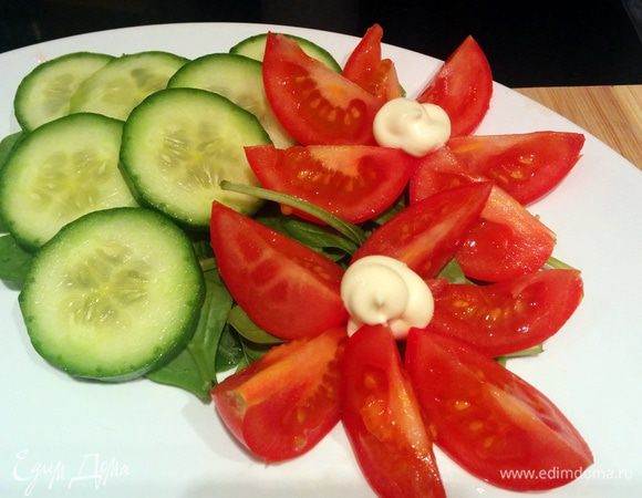 Готовим тарелочку - выкладываем листья шпината, резаные огурчики и помидорчики.