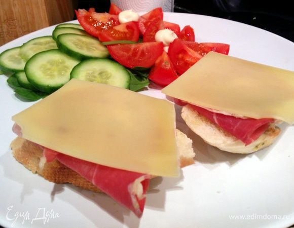 Готовим основу - на тосты выкладываем кусочек бекона и сыра.