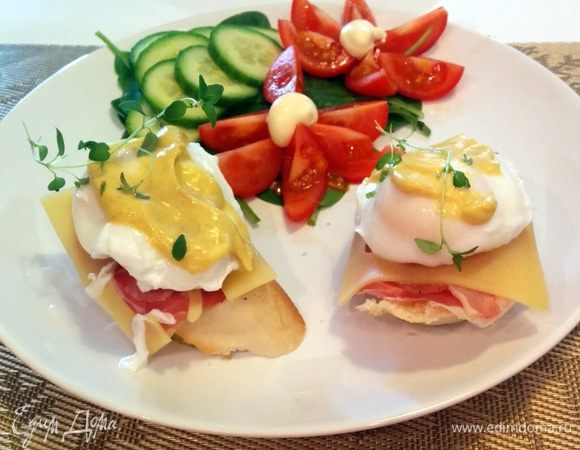 Шумовкой достаем яйца и кладем на основу. Смазываем горчицей по вкусу. Приятного аппетита!