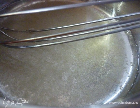 Столовую ложку желатина прогреть в 2 столовых ложках воды до полного растворения, но не переусердствуйте: при температуре выше 60 градусов желатин потеряет свои волшебные свойства.