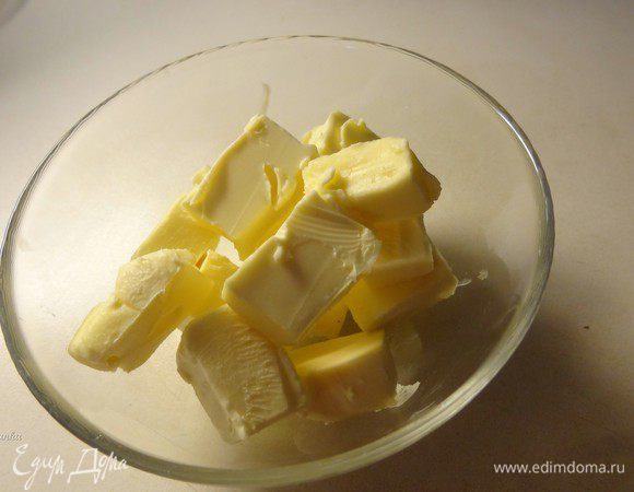 Нарезать маргарин кубиком и оставить таять при комнатной температуре.

