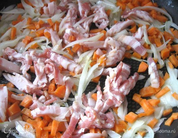 В сковороду влить  масло, положить лук  и жарить минуты  3, добавить морковь и бекон.