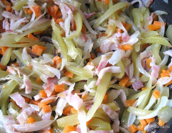 Через минут 5 добавить огурцы и тушить еще 2-3 мин.