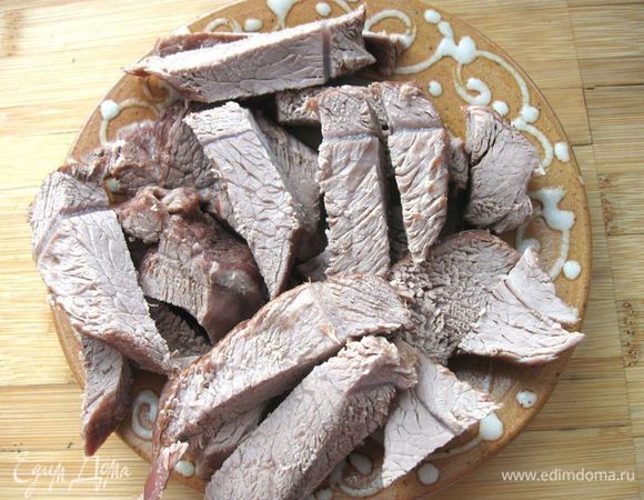 Из бульона удалить лук, морковь, мясо. Процедить. Положить в кипящий бульон перловку, картофель, лук с морковью, беконом и  огурцами, варить до готовности картофеля (минут 10 - 12) . За 2- 3 минуты до конца варки влить рассол.  Посолить, если требуется.  Снять с огня, закрыть крышкой и дать настояться минут 10. Мясо порезать кусочками, добавить в рассольник.