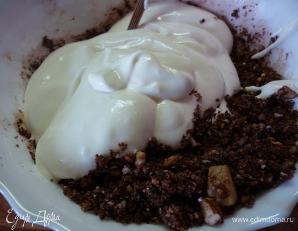 А теперь к воздушной части. Взбиваем сливки с обычным и ванильным сахаром.  Смешиваем с немного остывшим желатином. Половину крема перекладываем к оставшимся крошкам. Перемешиваем аккуратненько.