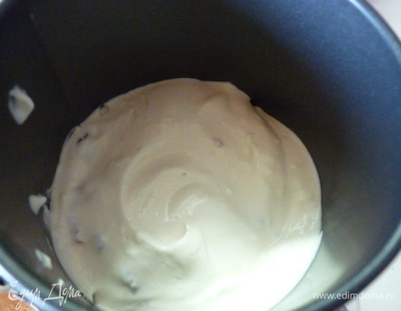 Несколько ложек вишневого крема кладем на основу. Пытаемся хоть как-то разровнять. Крем очень нежный.