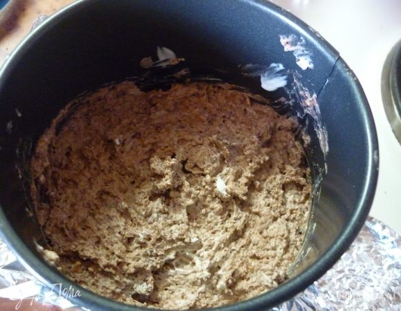 Теперь несколько ложек крема с крошкой. Этот крем выкладываем еще аккуратнее, т.к. он тяжелее, начнет тонуть в вишневом облаке.