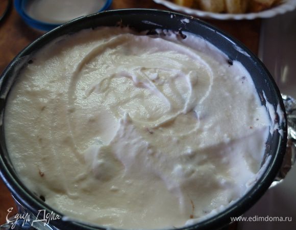 И так чередуем, верхний слой лучше оставить белым. Отправляем все в холодильник. Часа на 2.