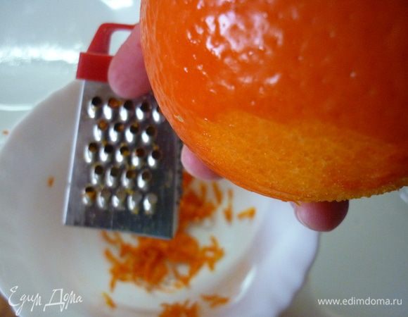 Я точно знаю, что получилось вкусно. Но...бледно. Попыталась сделать карамель. Ингредиенты для нее не внесла в список, т.к. потерпела фиаско. На терке натерла цедру с половины мандарина.