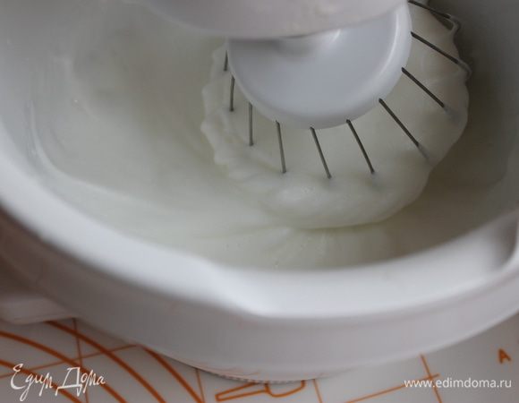 Отделить белки от желтков. И взбить белки до пиков.