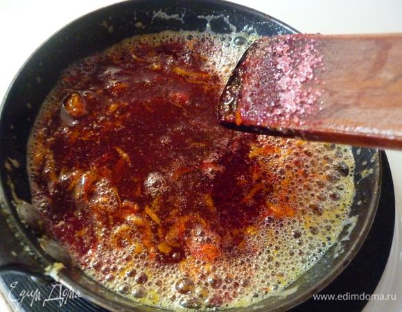 Немного масла растопить на сковороде. Столовую ложку сахара смешать с красителем ( у меня красный, примерно четверть чайной ложки). В масло отправляем цедру и сахар. Все быстро перемешиваем, растворяем сахар. И тут неудача: сахар не смешался с маслом, а наоборот, превратился в отдельную красную массу, которую я ложкой перекладывала на смазанную подсолнечным маслом тарелку. Немного пыталась растянуть в карамельные нити. Нитей получилось мало, зато получилось много отличных красных клякс. 