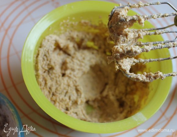 Мягкое масло смешаем с сахаром. Взбиваем слегка и добавляем желтки. Муку смешиваем с молотыми орехами и постепенно добавляем к нашей массе.