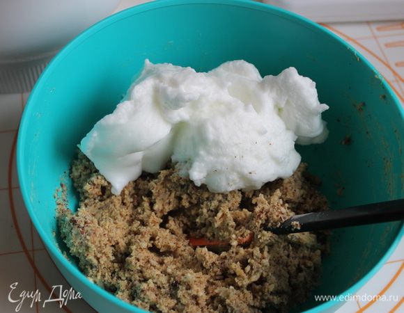 Теперь частями добавляем белки.