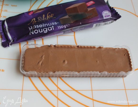 Для начинки нам понадобится такая шоколадная нуга. Специально сделала фото, не знаю есть ли она в России, но можно ее заменить на молочный шоколад или Нутеллу.