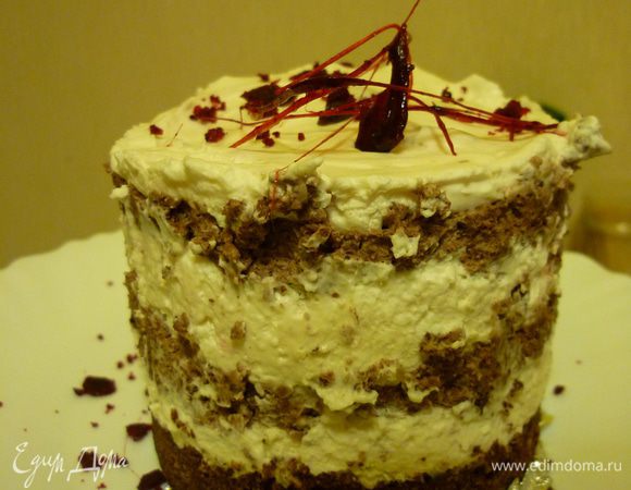 Через пару часов достала полосатое облачко, освободила от плена формы, сверху украсила карамельными нитями, и даже воткнула пару колоритных клякс. Остальные кляксы потолкла на осколочки и посыпала сверху на тортик и тарелочку. ПРАВДА, на фото получилось, словно крошки...но это было вкуснооооо...