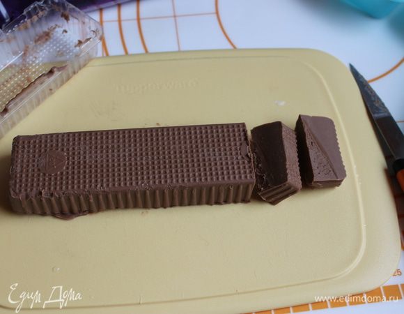 Порежем на такие сегменты. Я резала еще пополам, но можно было их оставить и такими большими.