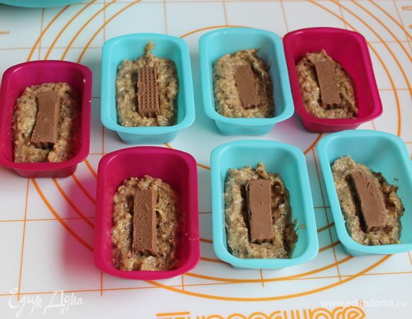 Формочки берем любые. У меня такие вот ванночки. Кладем по ложке нашего теста и в середину нугу, а сверху еще ложку теста. Ставим в разогретую духовку до 180 гр на 25 минут.