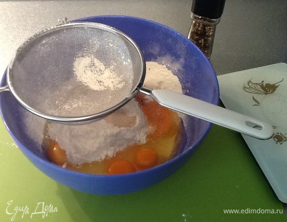 Просеять муку, добавить дрожжи, соль, по одному вбить яйца, перемешать.