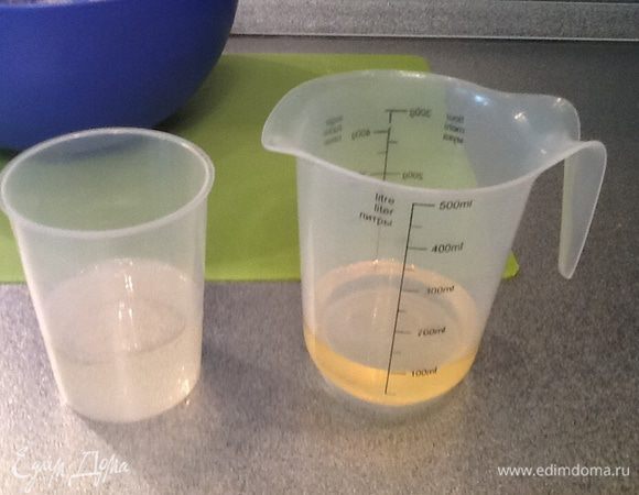 Смешать вино с маслом и добавить к муке, перемешать.