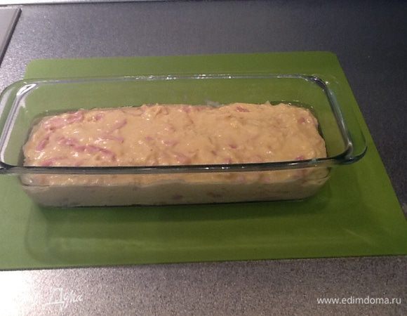 Тесто выложить в форму смазанную маслом. Выпекаем в разогретой до 210 градусах духовке 45-50 минут.