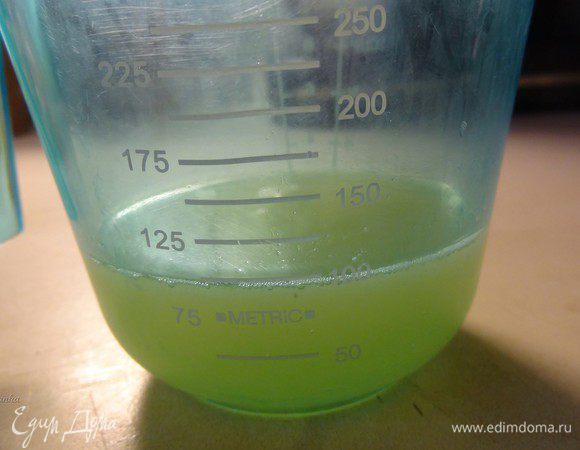 Выжать сок из лимонов. Для 100 мл. мне понадобилось 1,5 лимона.