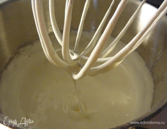 Взбить яйца с сахаром.