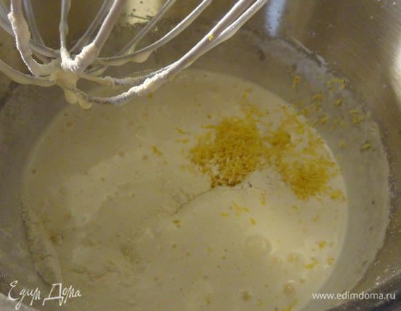 Смешать сухие ингредиенты вместе и добавить половину в яично-сахарную смесь вместе с лимонной цедрой.