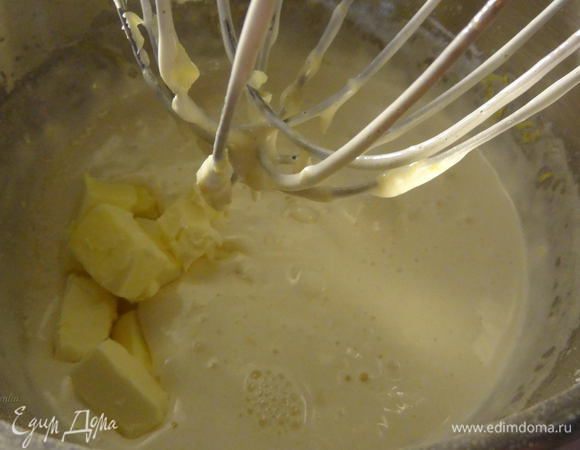 Добавить оставшуюся часть сухих ингредиентов вместе с растопленным маргарином и лимонным соком. 