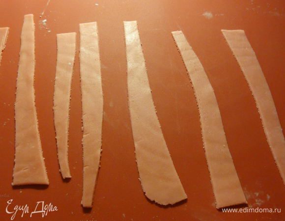 И нарежем его на полоски так, чтобы один край был шире другого. 