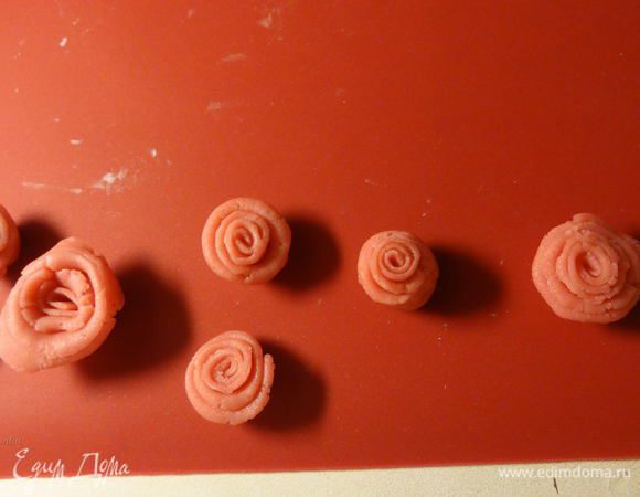 Начнем сворачивать полоску, начиная с узкого края, формируя розочку. Это простой способ, мне он нравится меньше, чем второй. Но если нет времени, то этот способ выручает.