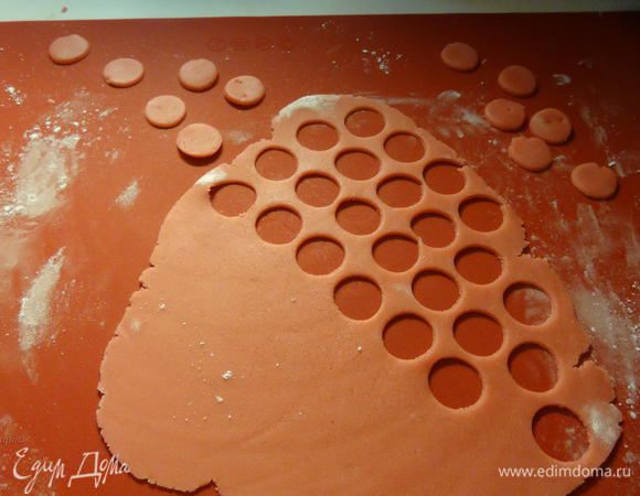 Второй способ формирования розочек. Также раскатаем с помощью сахарной пудры марципан. И вырежем маленькие кружочки. Я использовала для вырезания металлическую насадку от кондитерского шприца, т.к. розочки должны быть маленькими.