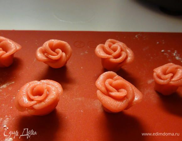 И, начиная с первого, который снизу, скручиваем кружочки, формируя розочку. Верхние лепесточки отогнем, придавая форму распустившейся розы.
