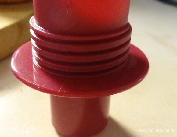 С помощью вот такого приспособления удалим сердцевинку у маффинов. Шляпки сохраним, они нам потом понадобятся. Можно выковырять серединку и ножом.