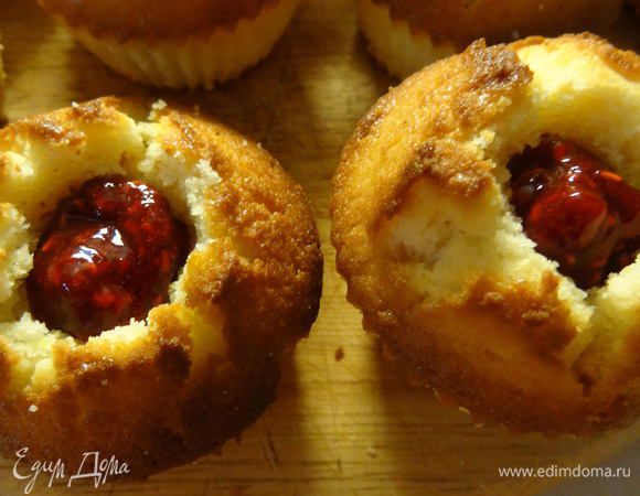 Начинить маффины джемом.