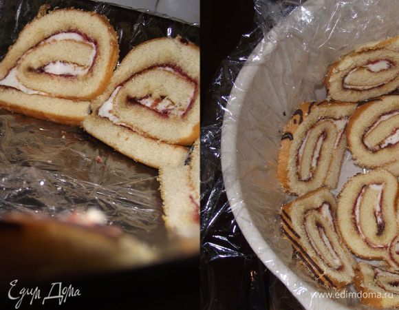 Пищевой пленкой «укутать» дно формы так, чтобы за края можно было извлечь торт из формы. Рулет нарезаем на тонкие ломтики и выкладываем на стенки или дно формы. 20 гр желатина замочить в 100 мл холодной воды с 100 гр сахара и лимонной кислотой. 