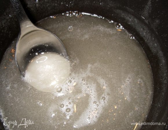 Желатиновую массу отправляем на плиту и доводим до полного растворения сахара, но не кипятим!