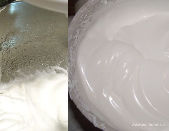 Белки взбиваем в крепкую пену постепенно добавляя 150 гр сахара. Затем тоненькой струйкой вливаем теплую желатиновую массу и ванильную эссенцию и не прекращая взбиваем на больших оборотах миксера.